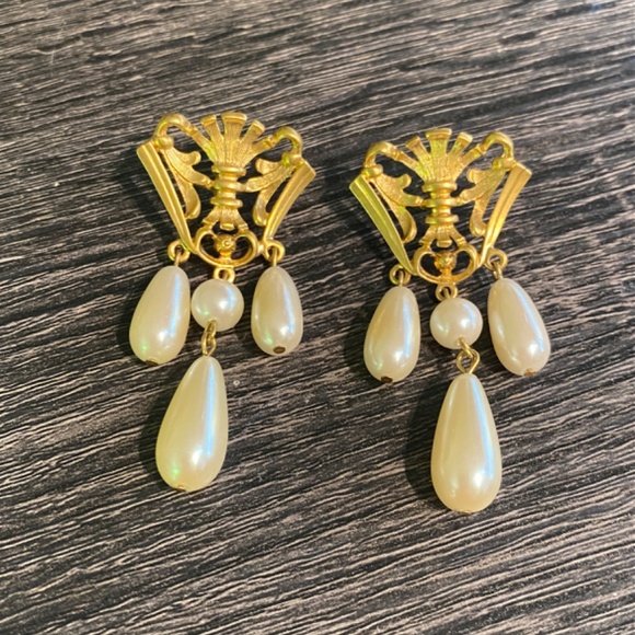 Vintage AVON Royal Crest Dangle Pierced Earrings Faux Teardrop Pearl Gold Tone - Picture 4 of 9